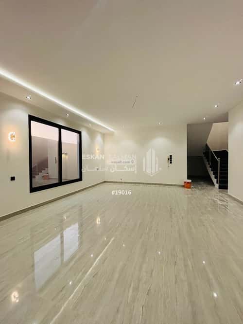 فيلا 300 متر مربع شمالية على شارع 30م العزيزية، الجبيل