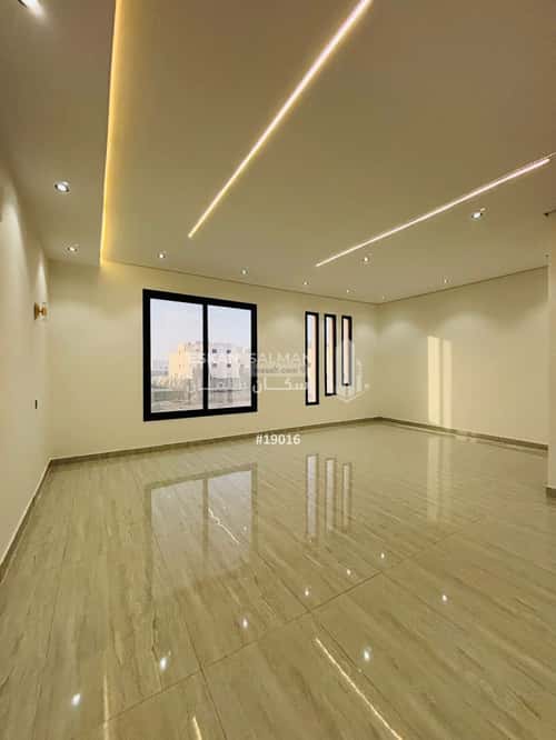 فيلا 300 متر مربع شمالية على شارع 30م العزيزية، الجبيل