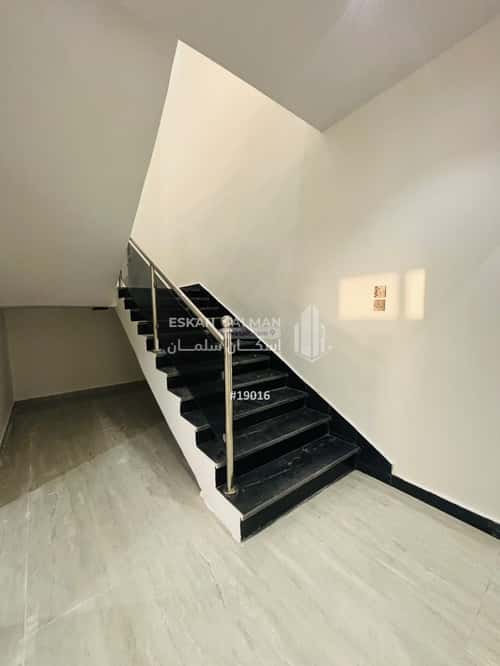 فيلا 300 متر مربع شمالية على شارع 30م العزيزية، الجبيل