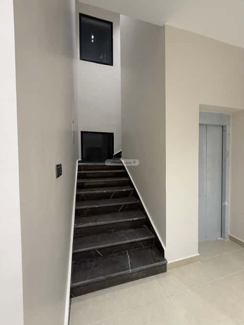 فيلا 240 متر مربع شمالية غربية على شارع 18م أحد، الدمام