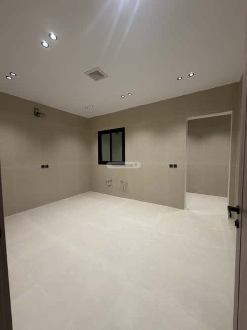 فيلا 240 متر مربع شمالية غربية على شارع 18م أحد، الدمام