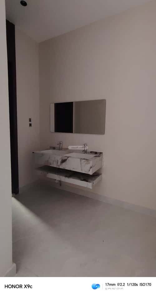 فيلا 300 متر مربع شمالية على شارع 16م الفروسية، شرق جدة، جدة