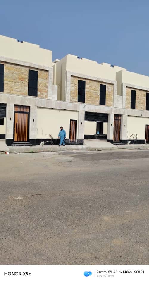 فيلا 300 متر مربع شمالية على شارع 16م الفروسية، شرق جدة، جدة