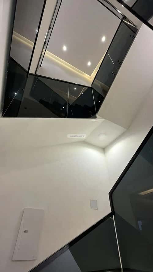 فيلا 220 متر مربع جنوبية على شارع 15م الصواري، الخبر