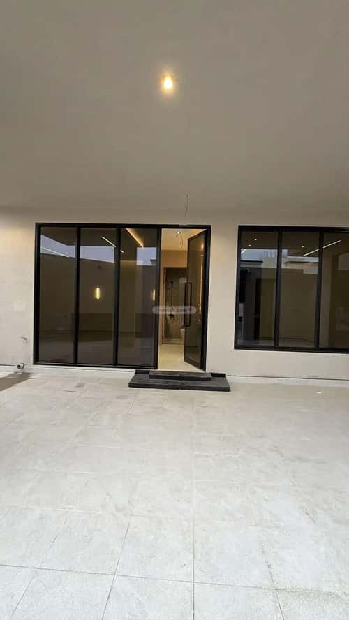 فيلا 220 متر مربع جنوبية على شارع 15م الصواري، الخبر