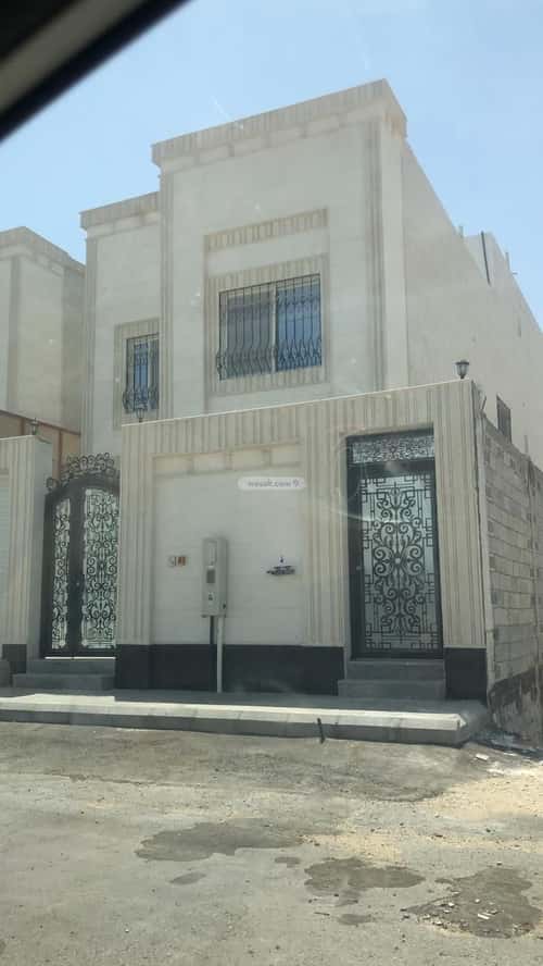 فيلا 250 متر مربع شمالية على شارع 24م ضاحية الملك فهد، الدمام