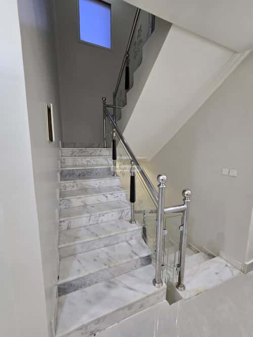 Villa 301 SQM with 2 Apartments Facing North Ar-Rimal, East Riyadh, Riyadh