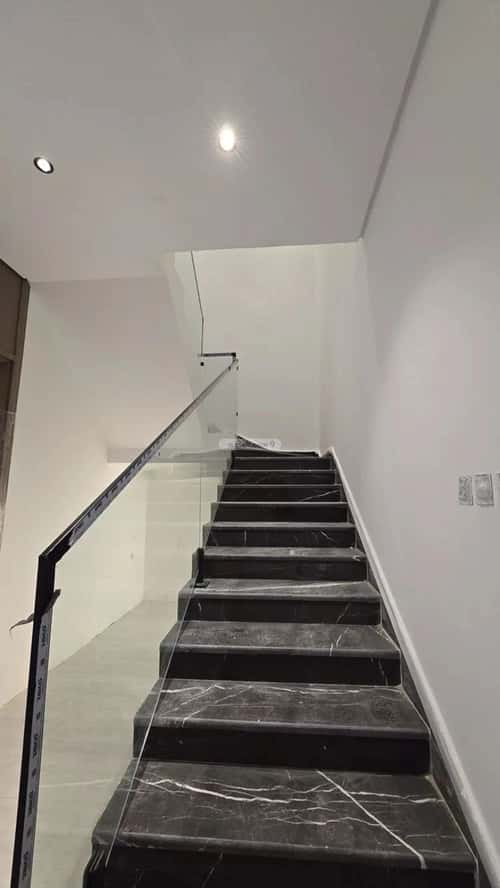 Floor 202 SQM with 5 Bedrooms Az-Zahra, West Riyadh, Riyadh