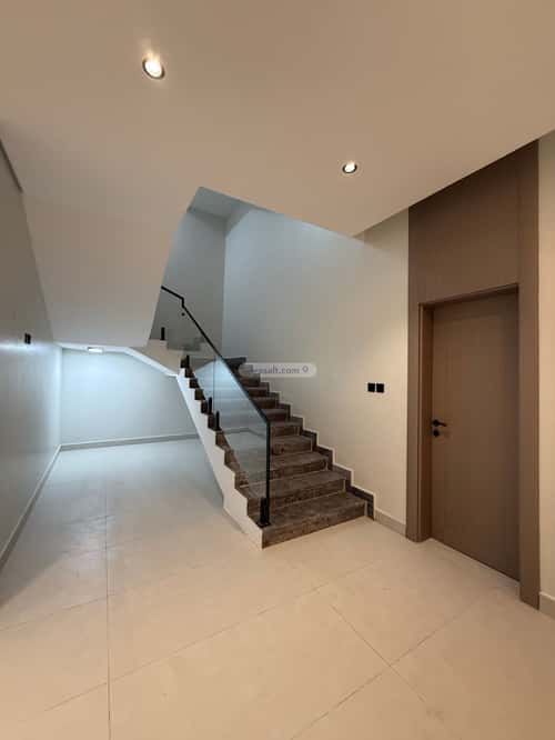 فيلا 253 متر مربع غربية على شارع 18م الأمواج، الخبر