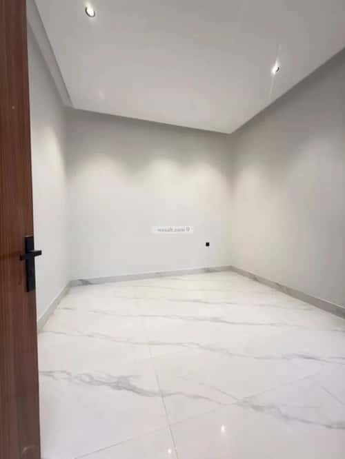 فيلا 300 متر مربع شرقية على شارع 18م العوالي، غرب الرياض، الرياض