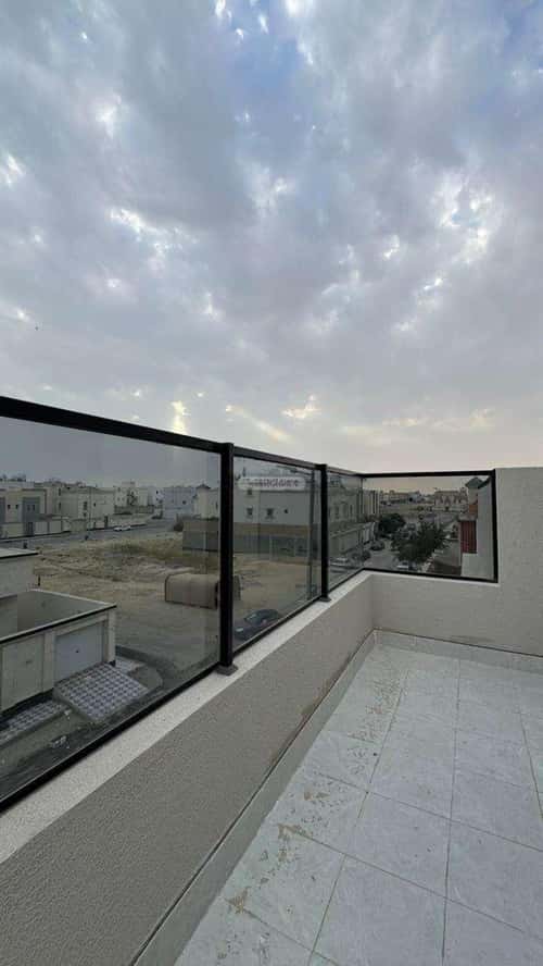 فيلا 235 متر مربع جنوبية غربية على شارع 15م الصواري، الخبر