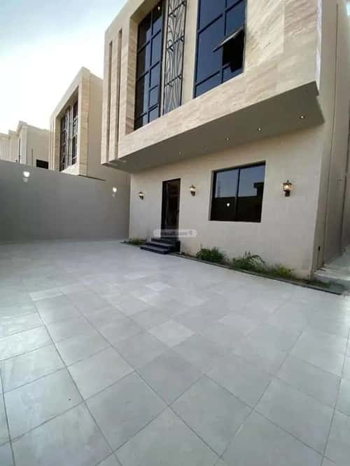 فيلا 305 متر مربع شرقية على شارع 20م الرحاب، الطائف