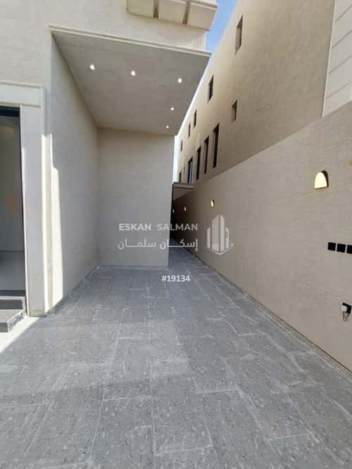 Floor 169 SQM with 5 Bedrooms Al-Maizaliyah, East Riyadh, Riyadh