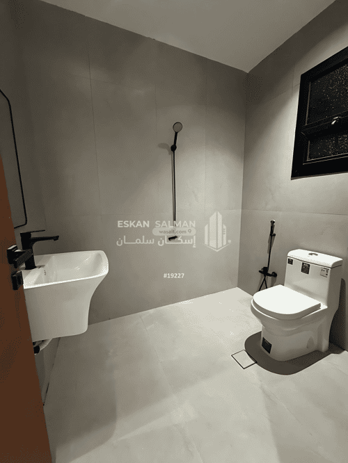 Floor 224 SQM with 5 Bedrooms Al-Janadriyah, East Riyadh, Riyadh