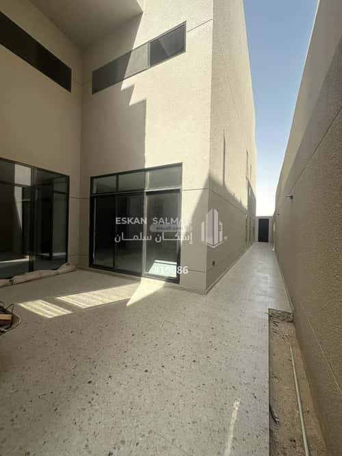 Floor 238 SQM with 5 Bedrooms Al-Janadriyah, East Riyadh, Riyadh