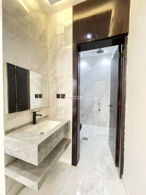 فيلا 374 متر مربع شرقية على شارع 20م العرفاء الغربية، الطائف