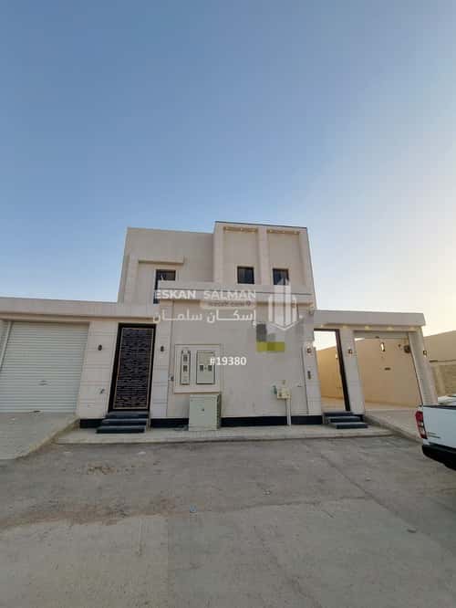 Floor 182 SQM with 5 Bedrooms Al-Janadriyah, East Riyadh, Riyadh