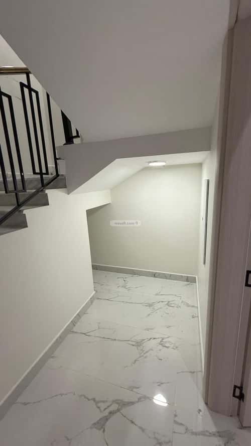 فيلا 250 متر مربع شرقية على شارع 12م العليا، الخبر