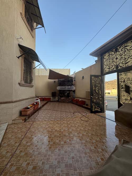 فيلا 500 متر مربع جنوبية على شارع 40م السداد، الطائف