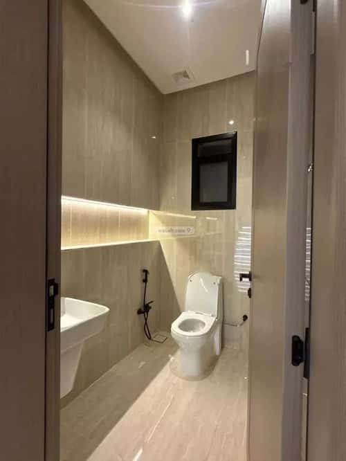 فيلا 250 متر مربع شرقية على شارع 24م ضاحية الملك فهد، الدمام