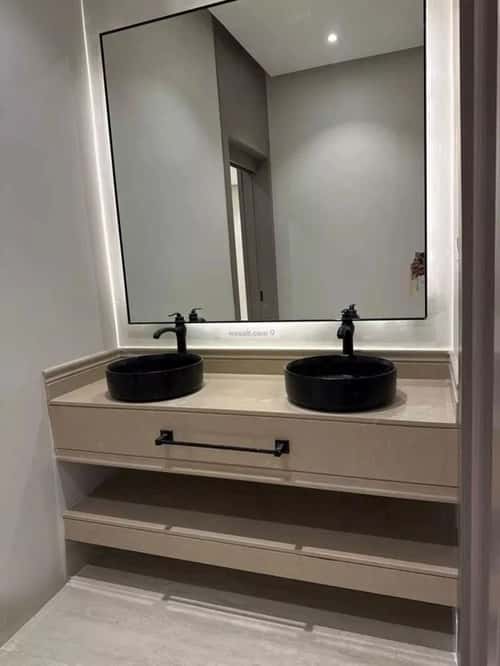 فيلا 250 متر مربع شرقية على شارع 32م ضاحية الملك فهد، الدمام