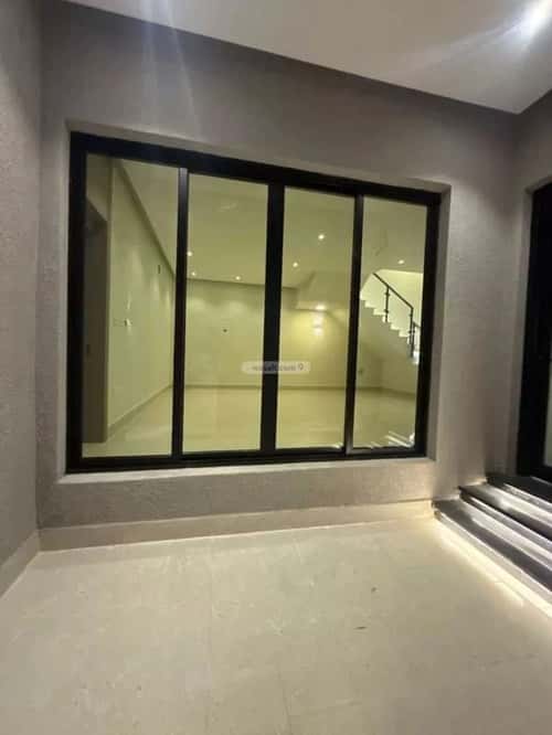 فيلا 250 متر مربع شرقية على شارع 32م ضاحية الملك فهد، الدمام