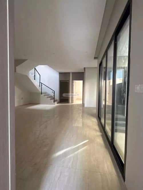 فيلا 243 متر مربع شمالية على شارع 24م ضاحية الملك فهد، الدمام