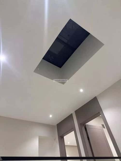 فيلا 250 متر مربع ثلاثة شوارع على شارع 24م ضاحية الملك فهد، الدمام