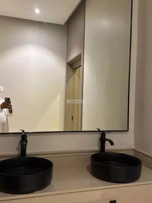فيلا 250 متر مربع ثلاثة شوارع على شارع 24م ضاحية الملك فهد، الدمام