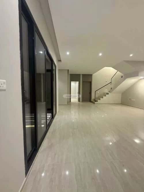 فيلا 250 متر مربع ثلاثة شوارع على شارع 24م ضاحية الملك فهد، الدمام