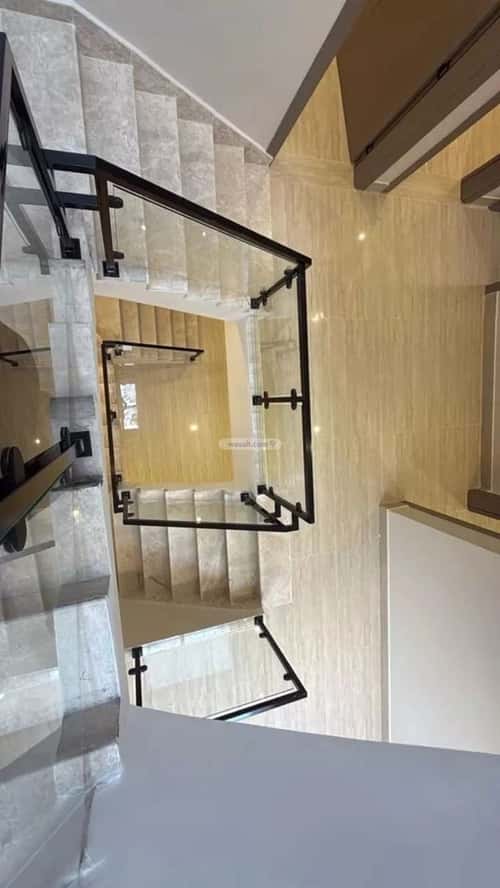 فيلا 250 متر مربع شرقية على شارع 32م ضاحية الملك فهد، الدمام