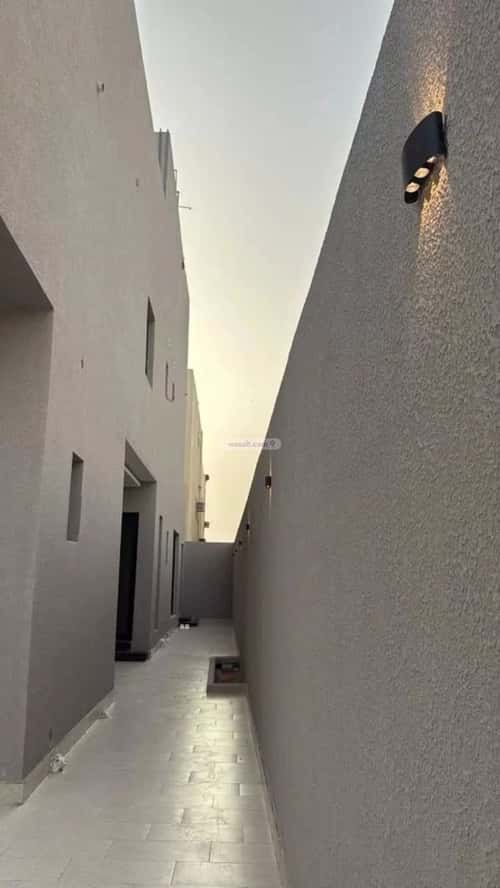 فيلا 250 متر مربع شرقية على شارع 32م ضاحية الملك فهد، الدمام