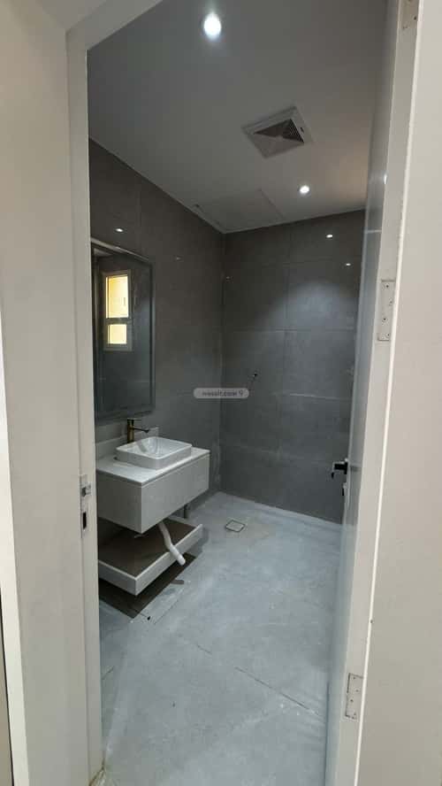 Floor 236 SQM with 5 Bedrooms Al-Janadriyah, East Riyadh, Riyadh