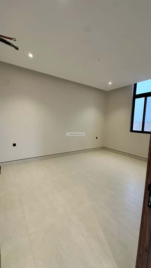 فيلا 302 متر مربع شمالية على شارع 15م السيف، الدمام