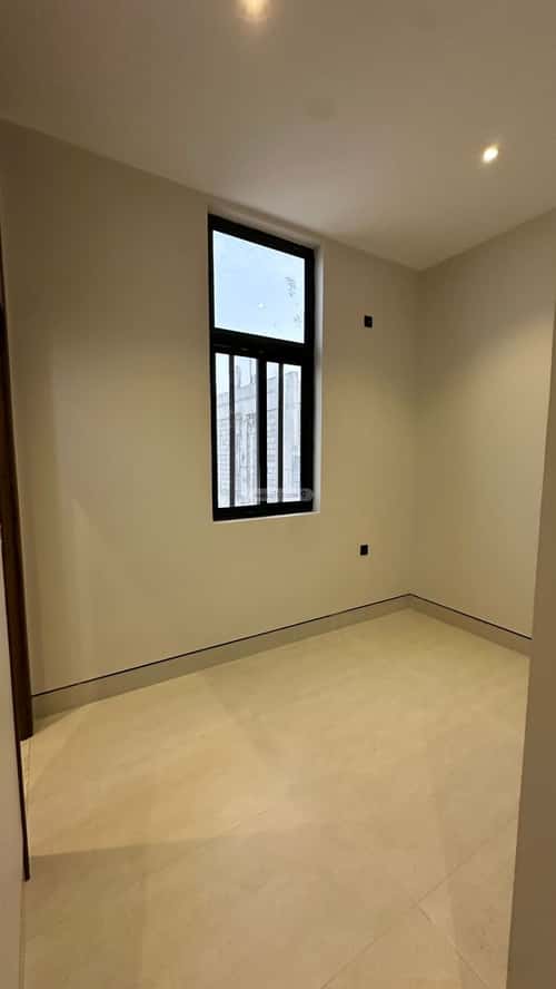 فيلا 302 متر مربع شمالية على شارع 15م السيف، الدمام