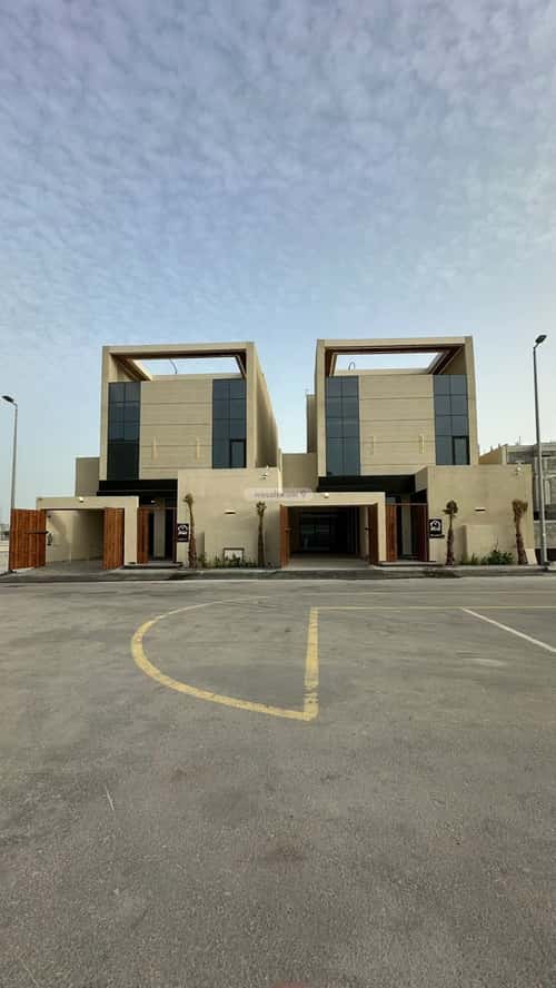 فيلا 302 متر مربع شمالية على شارع 15م السيف، الدمام