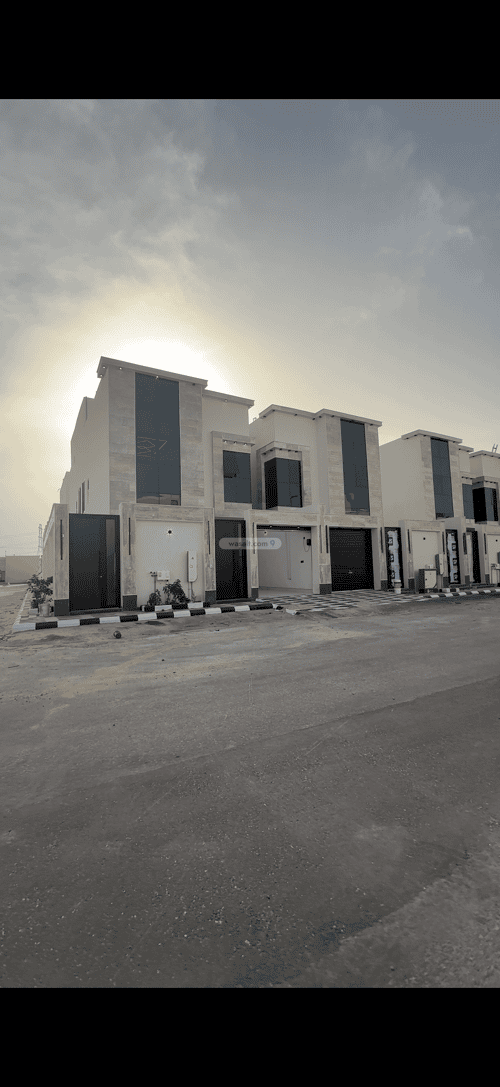 فيلا 250 متر مربع شمالية على شارع 18م ضاحية الملك فهد، الدمام