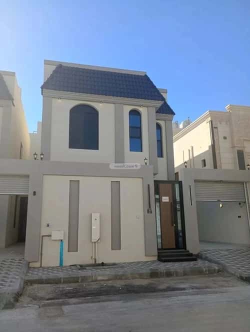 فيلا 330 متر مربع شرقية على شارع 15م الأمواج، الخبر