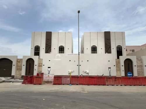 فيلا 340 متر مربع جنوبية على شارع 20م الصواري، الخبر