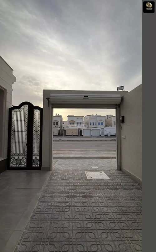 فيلا 379 متر مربع غربية على شارع 30م اللؤلؤ، الخبر