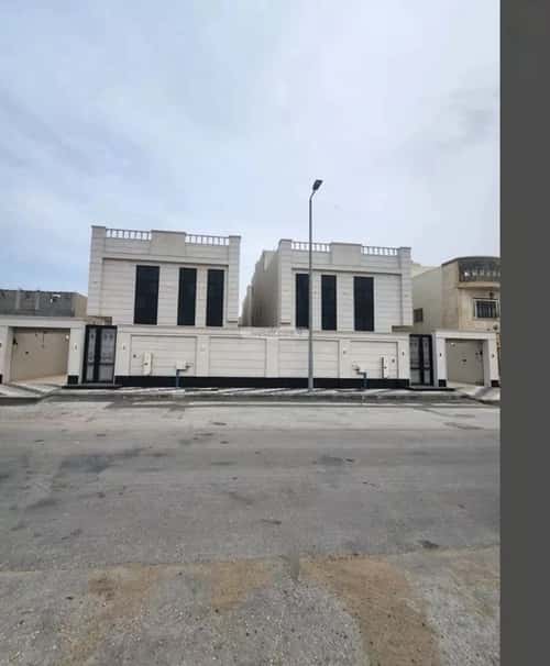 فيلا 318 متر مربع شمالية على شارع 15م الصواري، الخبر