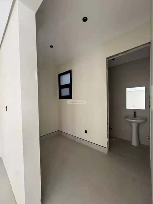 Floor 1290 SQM with 4 Bedrooms King Fahd, North Riyadh, Riyadh