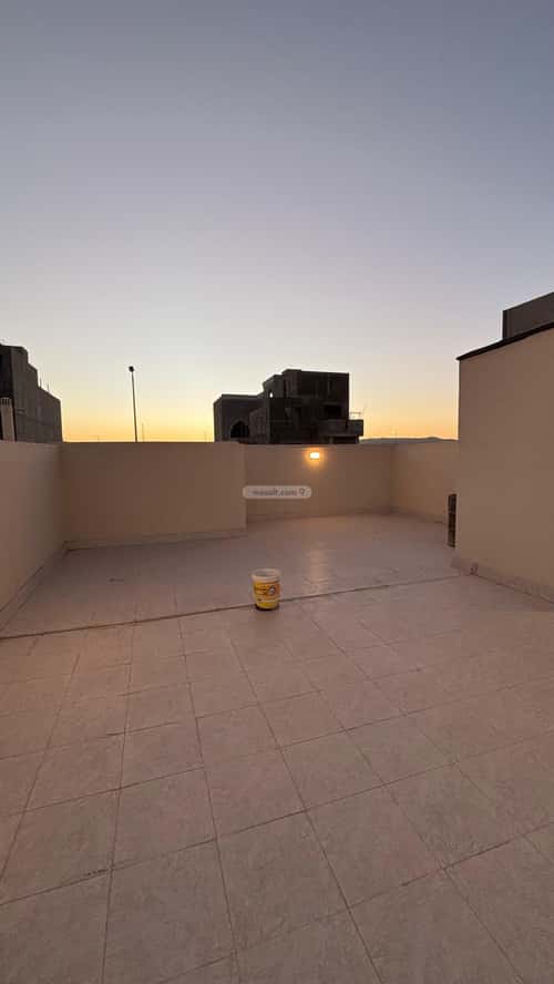 Floor 300 SQM with 5 Bedrooms Haya Nabla, Madinah