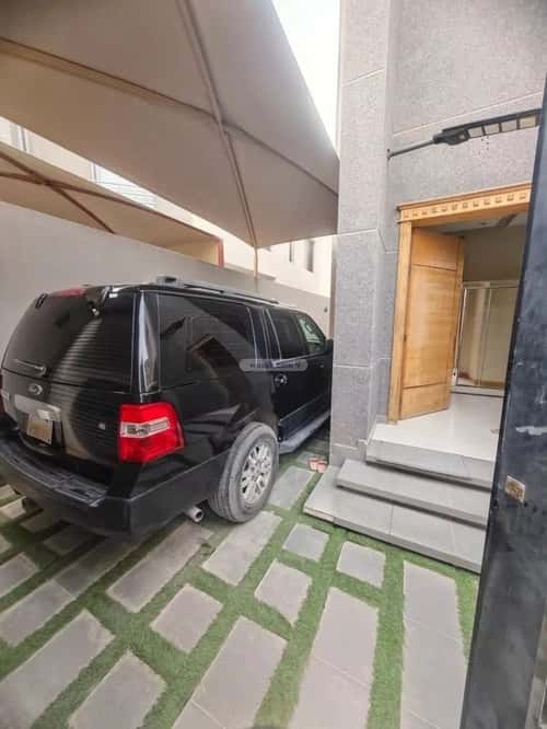 فيلا 250 متر مربع شرقية على شارع 15م العارض، شمال الرياض، الرياض