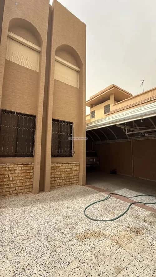 فيلا 695 متر مربع جنوبية على شارع 10م الملك فهد، شمال الرياض، الرياض