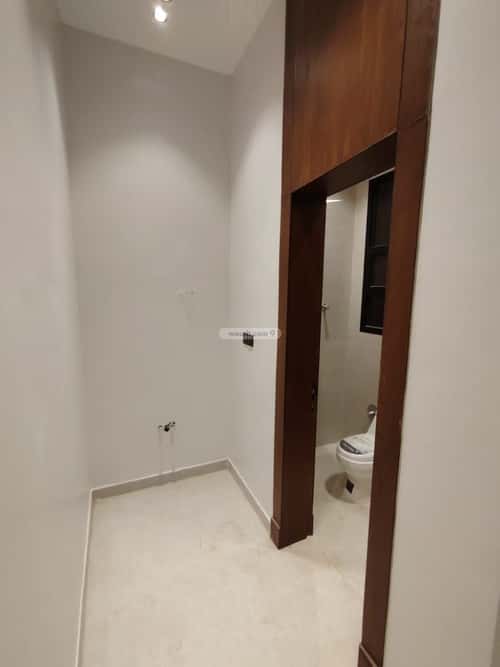 Floor 315 SQM with 5 Bedrooms Al-Janadriyah, East Riyadh, Riyadh
