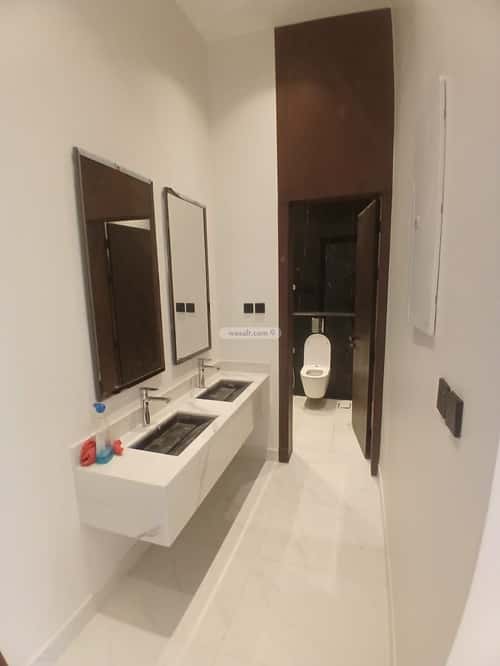 Floor with 5 Bedrooms Al-Janadriyah, East Riyadh, Riyadh