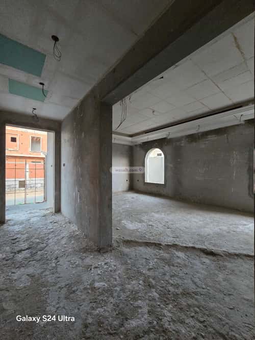 Building 895 SQM with 3 Floors Facing South Al-Buhayrat, North Jeddah, Jeddah
