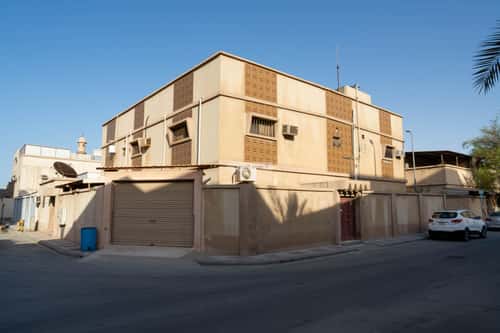 Villa 427 SQM with 1 Apartment Facing North Al Jubail, Jubail