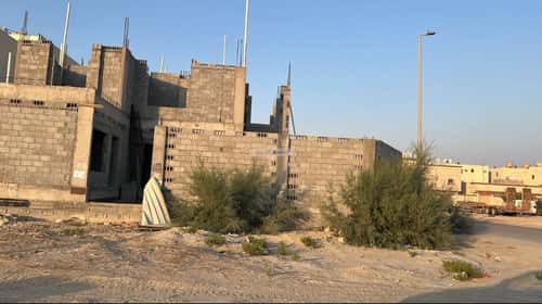 فيلا 482 متر مربع ثلاثة شوارع على شارع 32م ضاحية الملك فهد، الدمام